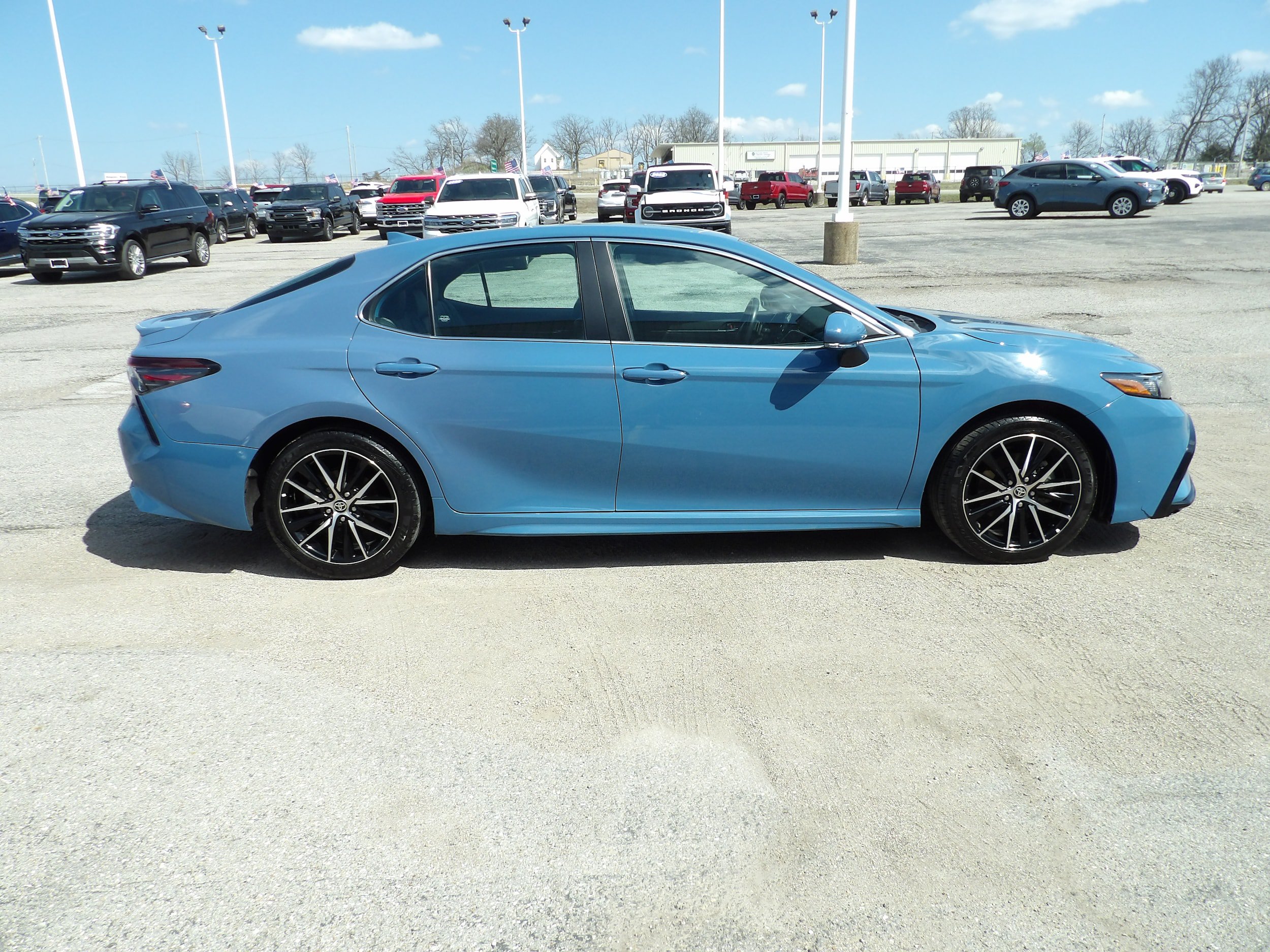 Used 2024 Toyota Camry SE w/ Cold Weather Package FWD image 6