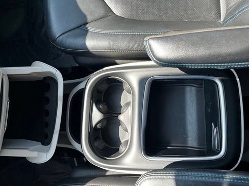 Used 2021 Chrysler Pacifica Touring-L FWD image 19