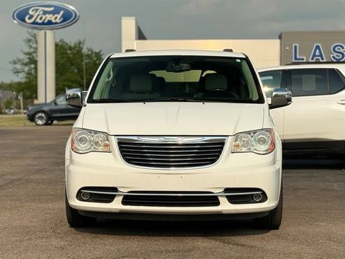 Used 2015 Chrysler Town & Country Limited FWD image 31