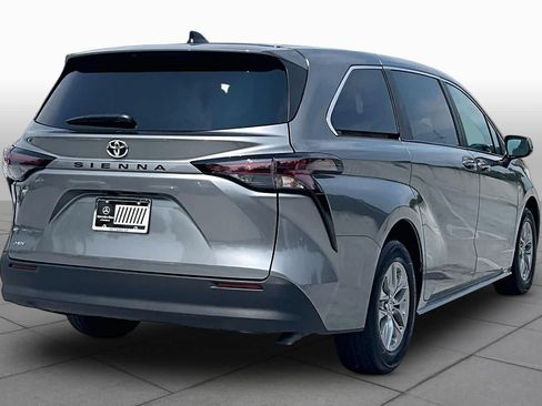 Used 2026 Toyota Sienna LE FWD image 12