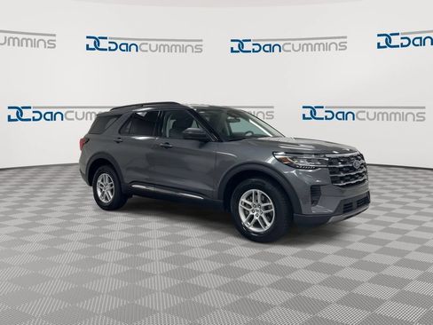Used 2025 Ford Explorer Active AWD/4WD image 2