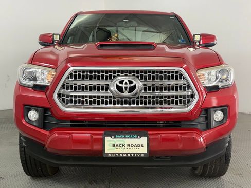 Used 2017 Toyota Tacoma TRD Sport w/ Tow Package (A/T) AWD/4WD image 2