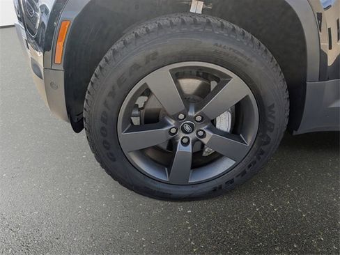 Used 2025 Land Rover Defender 130 S image 4