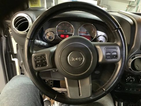 Used 2018 Jeep Wrangler Unlimited Rubicon w/ Connectivity Group AWD/4WD image 27