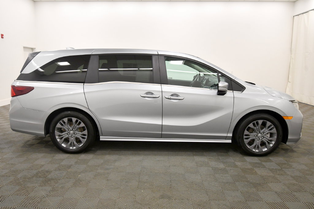 Certified 2026 Honda Odyssey Touring image 9