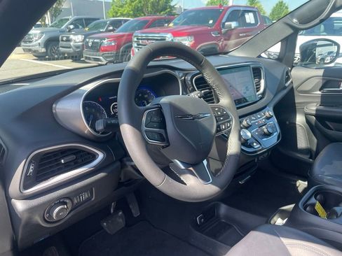Used 2025 Chrysler Pacifica Select FWD image 9