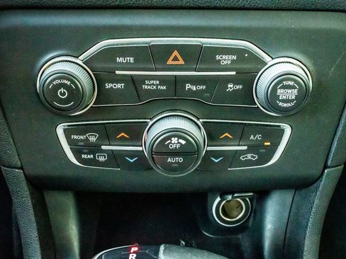 Used 2019 Dodge Charger SXT AWD/4WD image 17