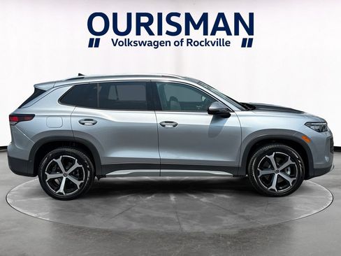 Used 2025 Volkswagen Tiguan SE AWD/4WD image 7