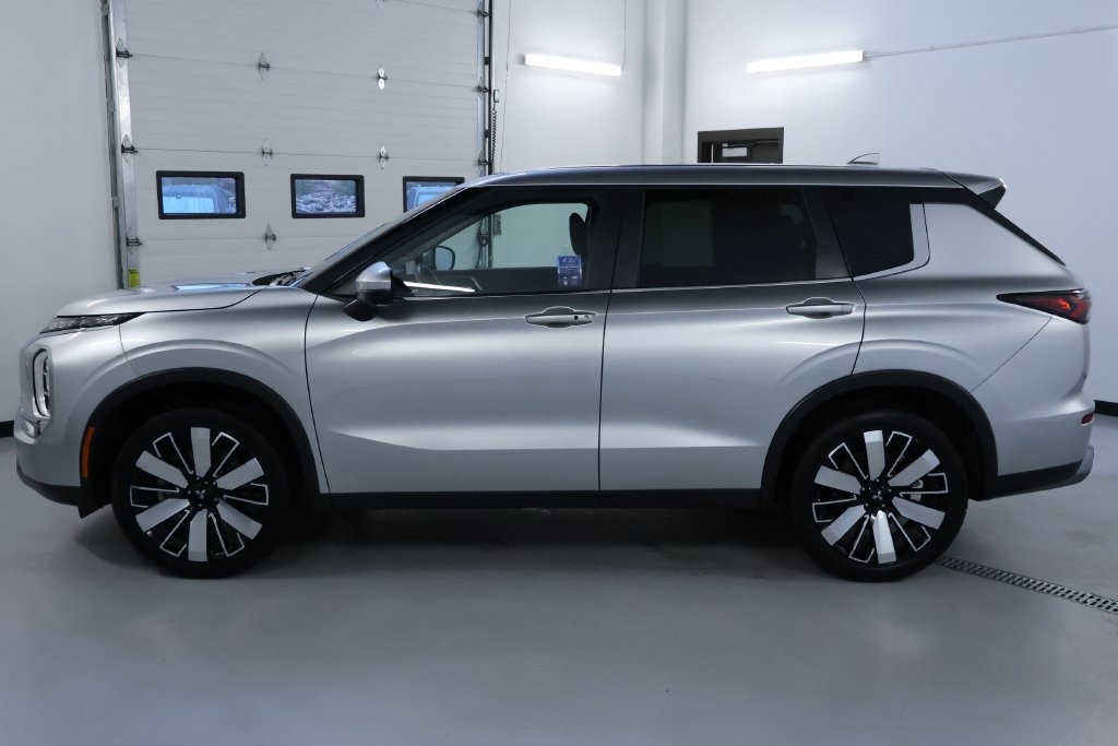 Used 2025 Mitsubishi Outlander SE AWD/4WD image 4