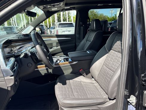 New 2025 Cadillac Escalade ESV Sport Platinum image 9