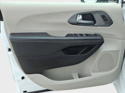 Used 2024 Chrysler Pacifica Touring-L FWD image 15