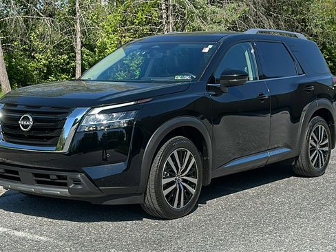 Certified 2024 Nissan Pathfinder Platinum w/ Cargo Package AWD/4WD image 2