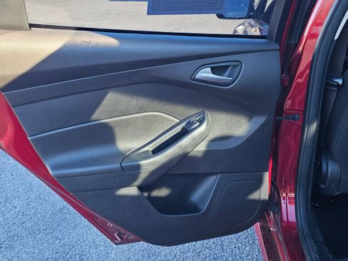 Used 2016 Ford Focus SE w/ SE Sport Package image 13
