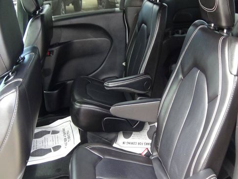 Certified 2025 Chrysler Pacifica Select FWD image 12