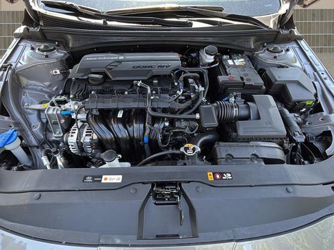 Used 2025 Hyundai Elantra SE image 9