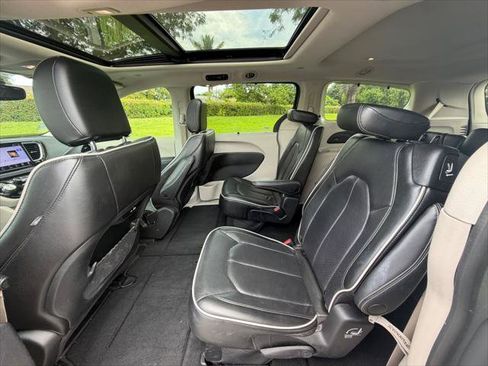 Used 2023 Chrysler Pacifica Limited FWD image 20