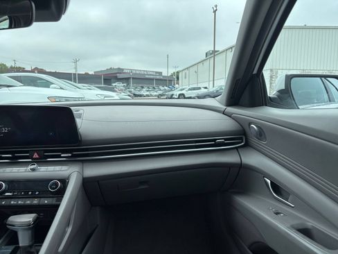 Used 2025 Hyundai Elantra SEL FWD image 32