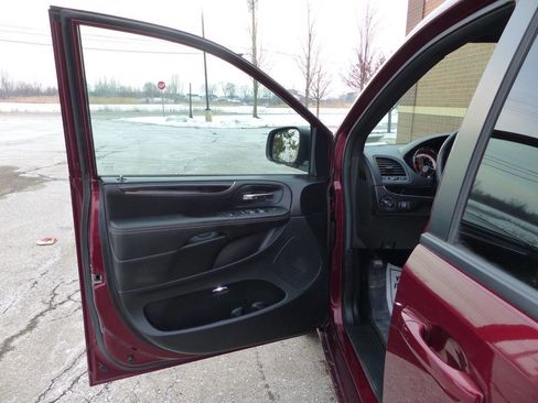 Used 2017 Dodge Grand Caravan SXT w/ Driver Convenience Group image 17