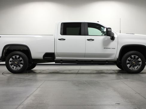 Used 2022 Chevrolet Silverado 2500 Custom w/ Custom Value Package AWD/4WD image 3