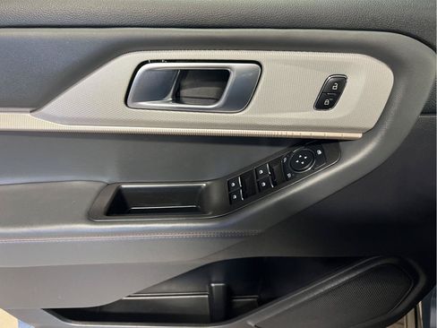 Used 2025 Ford Explorer Active AWD/4WD image 11