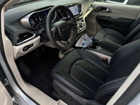 Certified 2024 Chrysler Pacifica Touring-L image 18