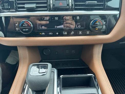 Used 2025 Nissan Pathfinder Platinum FWD image 30