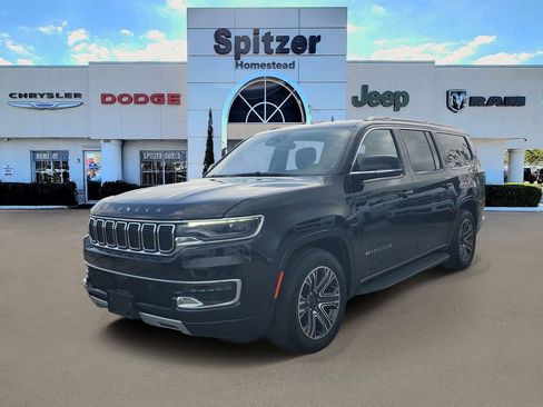 Used 2023 Jeep Wagoneer L Series II AWD/4WD image 4