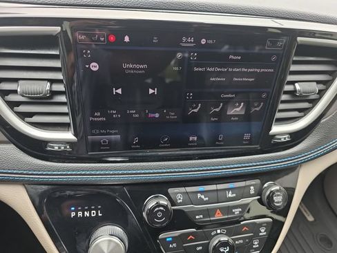 Used 2021 Chrysler Pacifica Touring-L FWD image 23