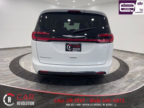 Used 2022 Chrysler Pacifica Touring-L image 6
