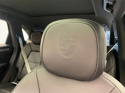 Used 2022 Porsche Cayenne Platinum Edition image 18