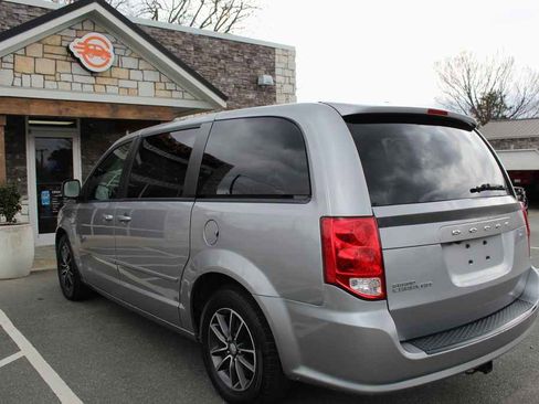 Used 2017 Dodge Grand Caravan SXT w/ Driver Convenience Group image 8