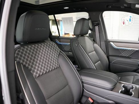 Used 2024 GMC Acadia Denali image 28