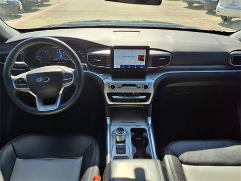 Used 2022 Ford Explorer XLT w/ Equipment Group 202A image 5