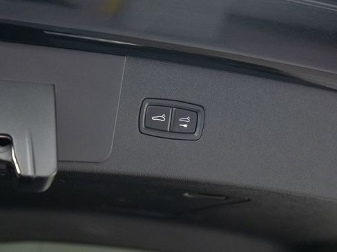 Certified 2023 Porsche Cayenne Platinum Edition image 31