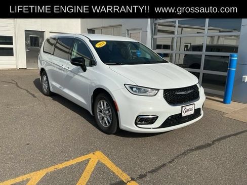 Used 2024 Chrysler Pacifica Touring-L FWD image 2