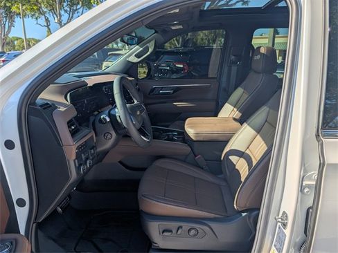 Used 2025 Chevrolet Suburban High Country image 5