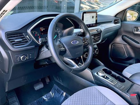 Used 2022 Ford Escape SE w/ SE Sport Appearance Package image 17