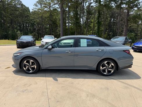 Used 2022 Hyundai Elantra Limited FWD image 2