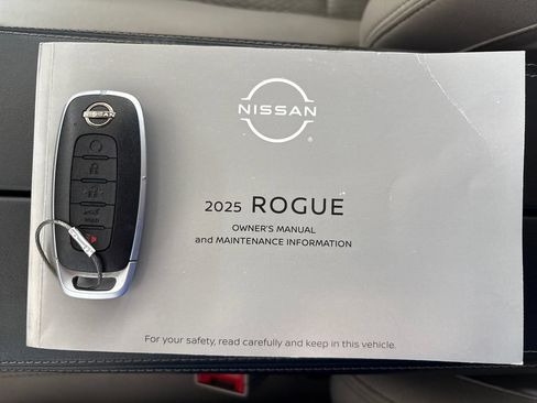 Used 2025 Nissan Rogue SV AWD/4WD image 19