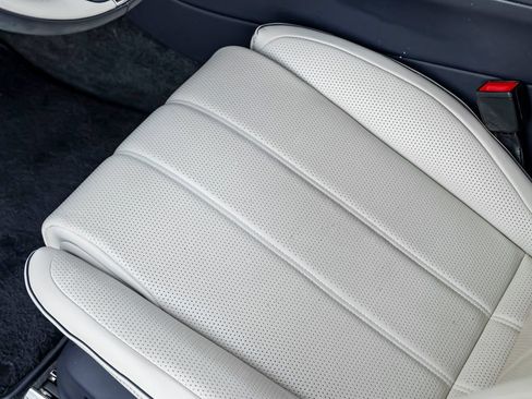 Used 2023 Bentley Bentayga AWD/4WD image 18