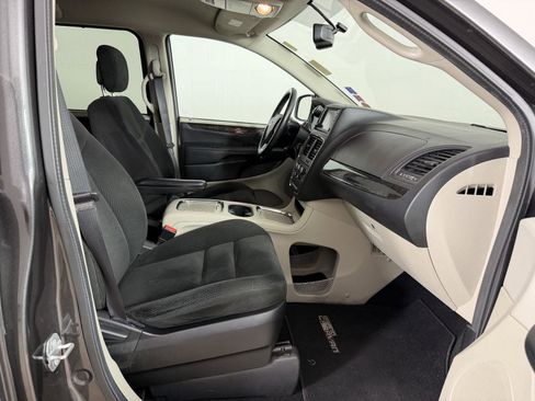 Used 2016 Dodge Grand Caravan SXT w/ UConnect Hands-Free Group FWD image 15