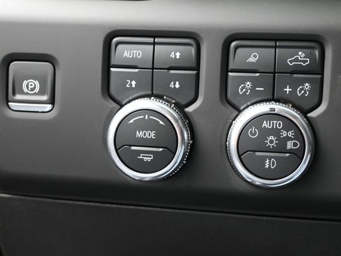 Used 2025 GMC Sierra 2500 AT4X image 45