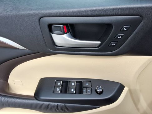 Used 2016 Toyota Highlander Limited AWD/4WD image 22