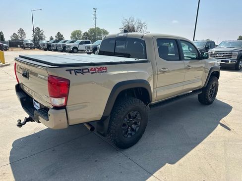 Used 2017 Toyota Tacoma TRD Off-Road w/ Premium & Technology Package AWD/4WD image 32