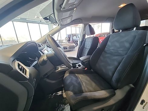 Used 2016 Nissan Rogue SV w/ SV Premium Package image 14