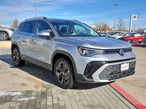 New 2026 Volkswagen Taos SE image 4