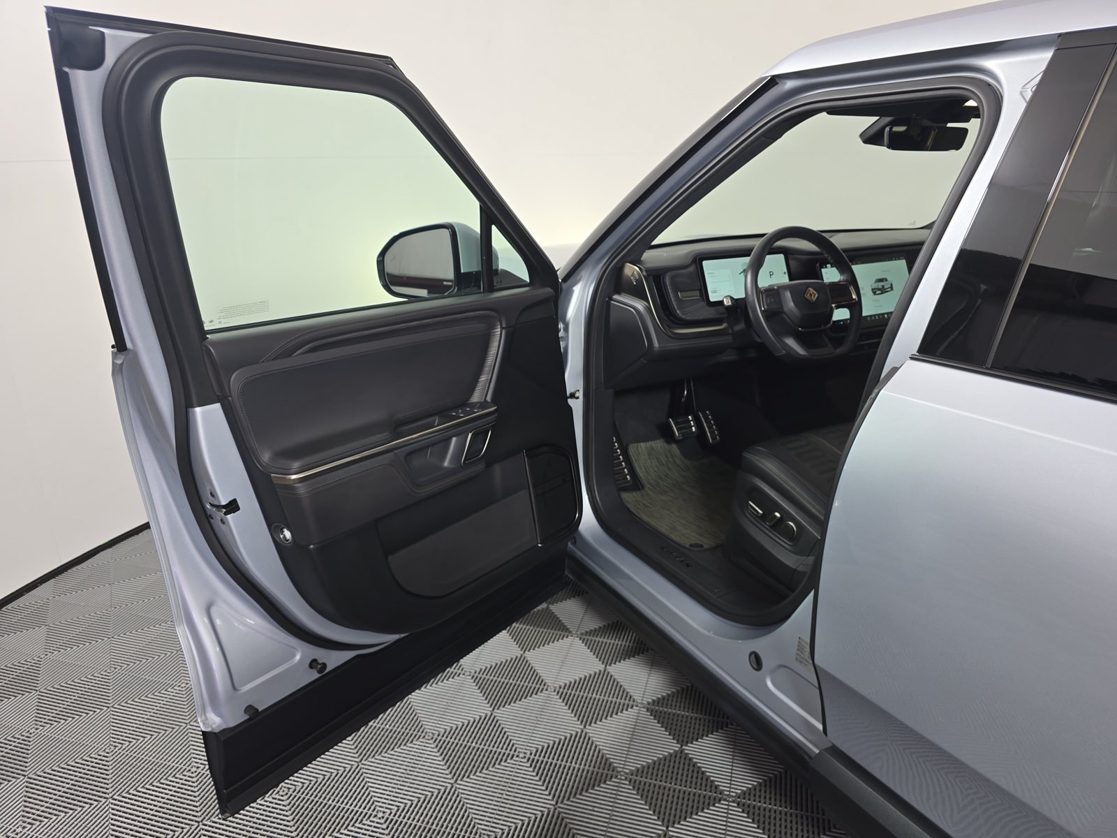 Used 2023 Rivian R1T Adventure Dual AWD/4WD image 16