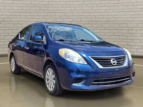 Used 2013 Nissan Versa SV FWD image 3