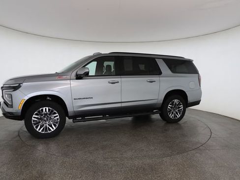 Used 2025 Chevrolet Suburban Z71 image 5
