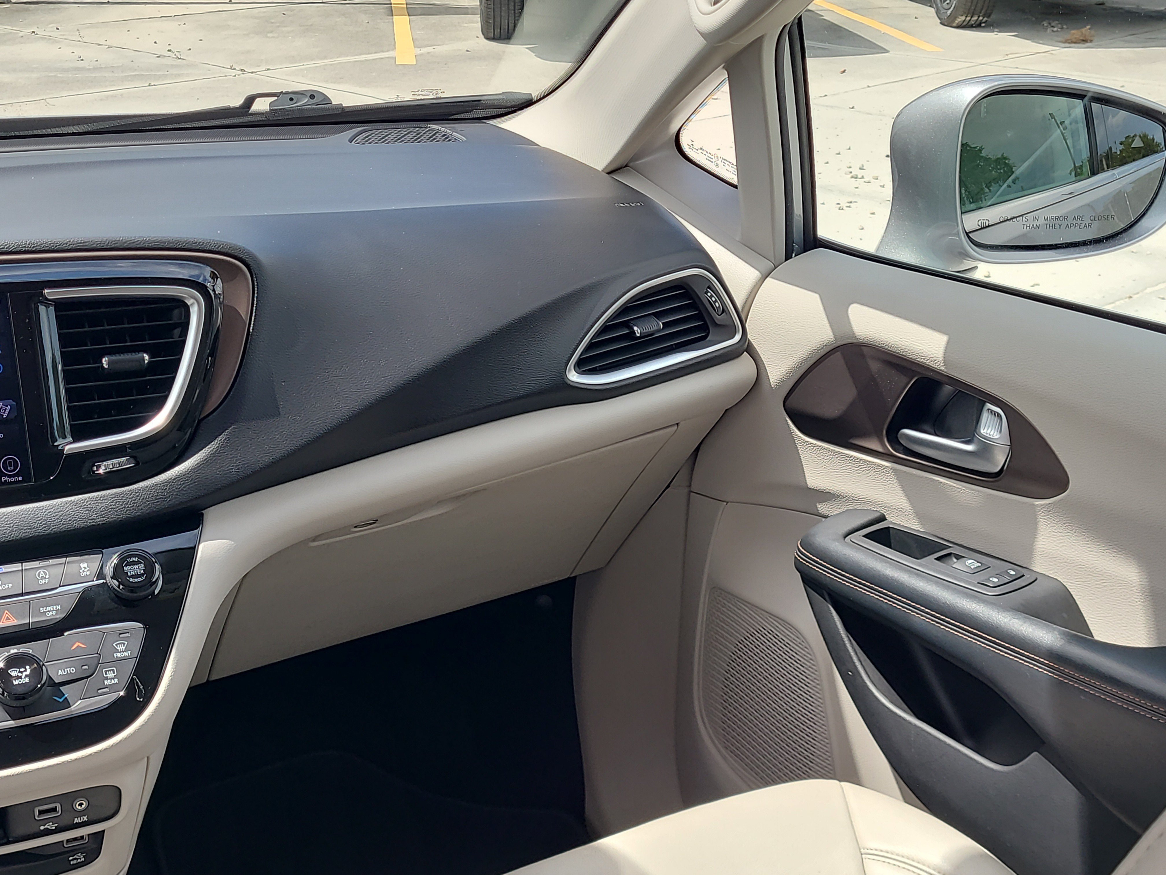 Used 2019 Chrysler Pacifica Touring-L Plus w/ Advanced Safetytec Group FWD image 16